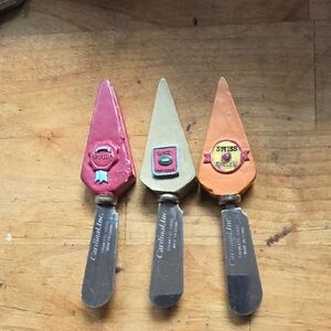 VTG Cardinal Inc. Cheese Spreaders